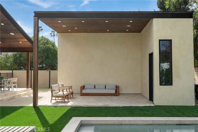 5525 Carpenter Avenue, Valley Village, CA 91607