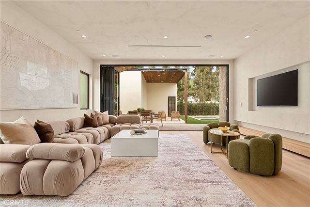 5525 Carpenter Avenue, Valley Village, CA 91607