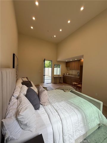 5525 Carpenter Avenue, Valley Village, CA 91607