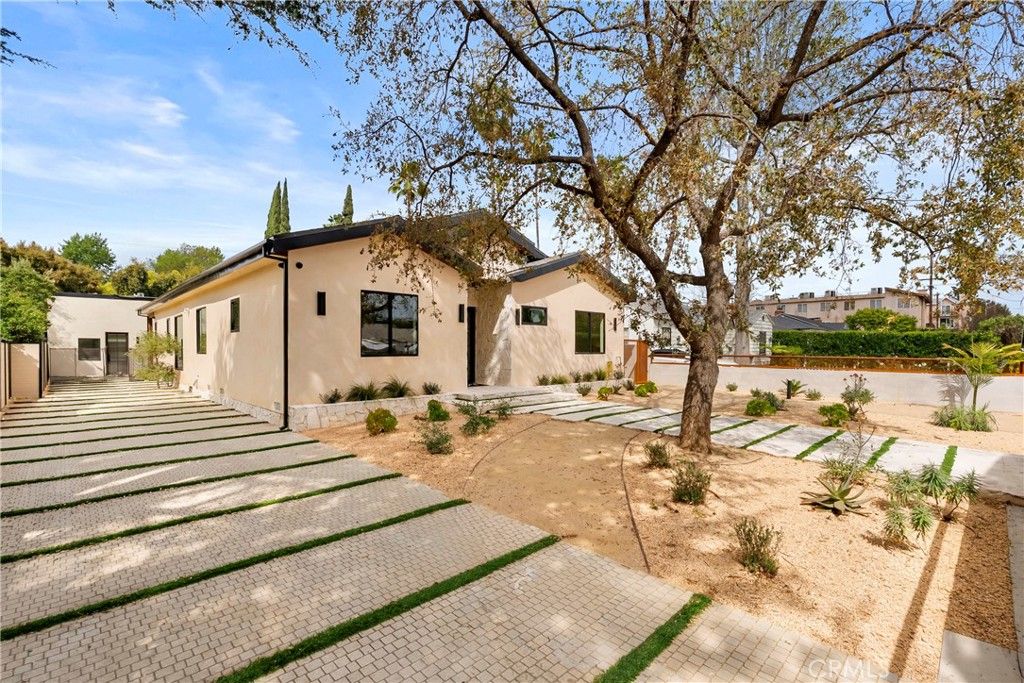 5525 Carpenter Avenue, Valley Village, CA 91607