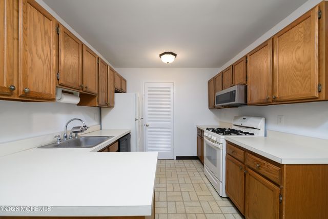 8 Beverly Court, Tinton Falls, NJ 07724