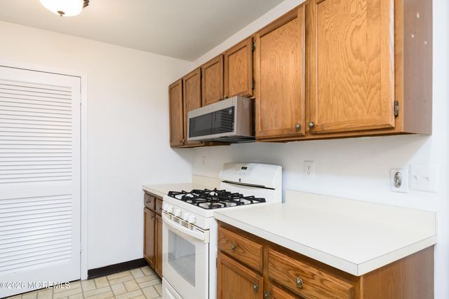 8 Beverly Court, Tinton Falls, NJ 07724