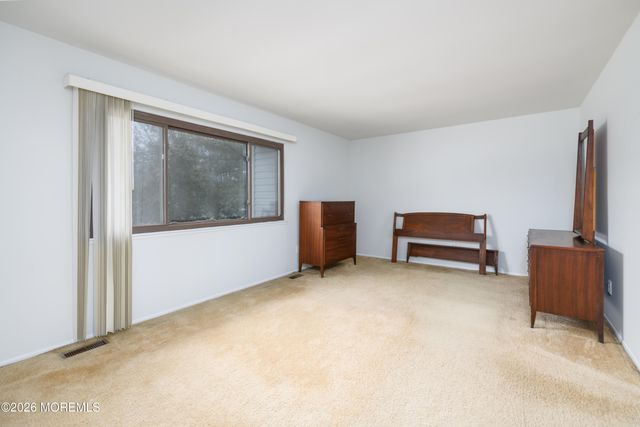 8 Beverly Court, Tinton Falls, NJ 07724