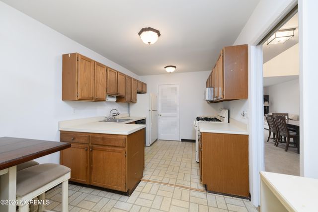 8 Beverly Court, Tinton Falls, NJ 07724