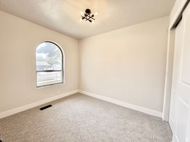 5222 S QUEENSWOOD DR, Taylorsville, UT 84129