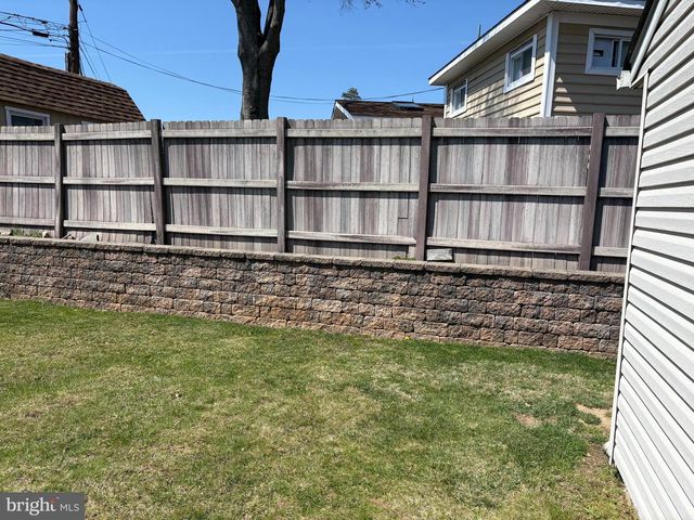 29 GRIDIRON RD, Levittown, PA 19057