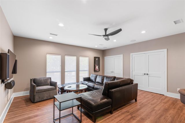 385 Edgewood Drive, Montgomery, TX 77356