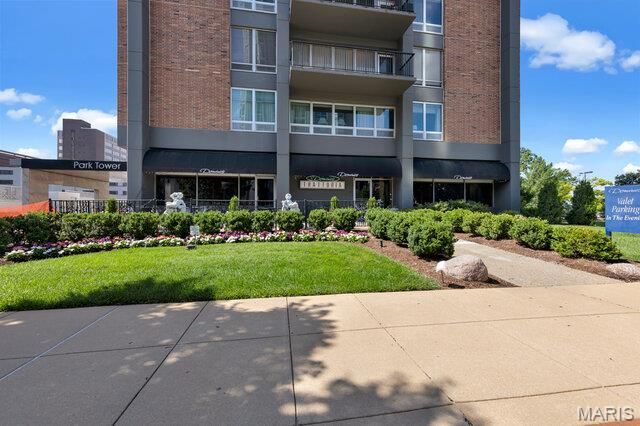 200 S Brentwood Boulevard S 14C, Clayton, MO 63105