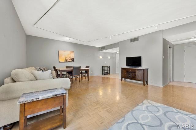 200 S Brentwood Boulevard S 14C, Clayton, MO 63105