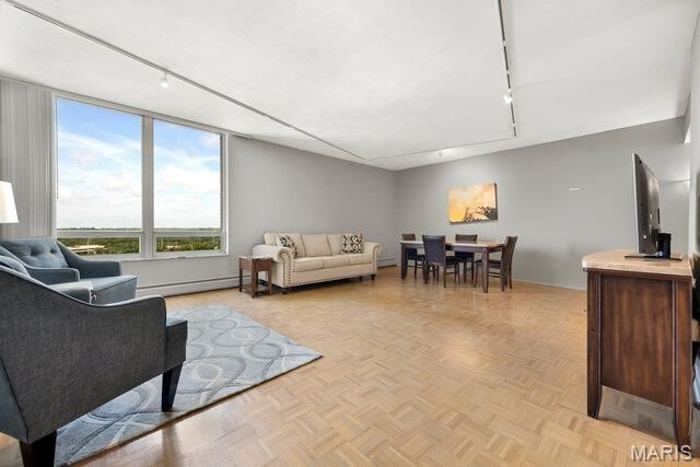 200 S Brentwood Boulevard S 14C, Clayton, MO 63105