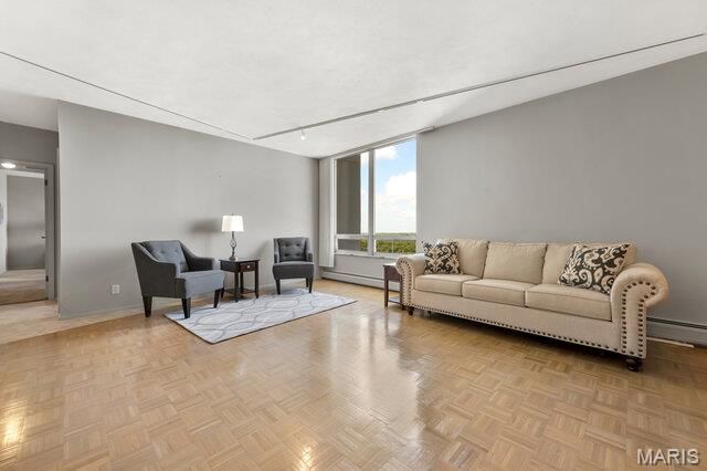 200 S Brentwood Boulevard S 14C, Clayton, MO 63105