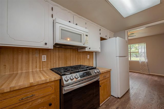 227 Glencairn Court, Houston, TX 77336