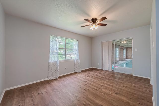 227 Glencairn Court, Houston, TX 77336