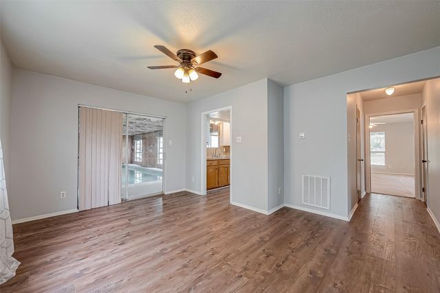 227 Glencairn Court, Houston, TX 77336