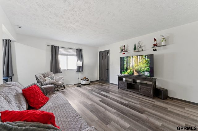 823 N 123 Court, Omaha, NE 68154