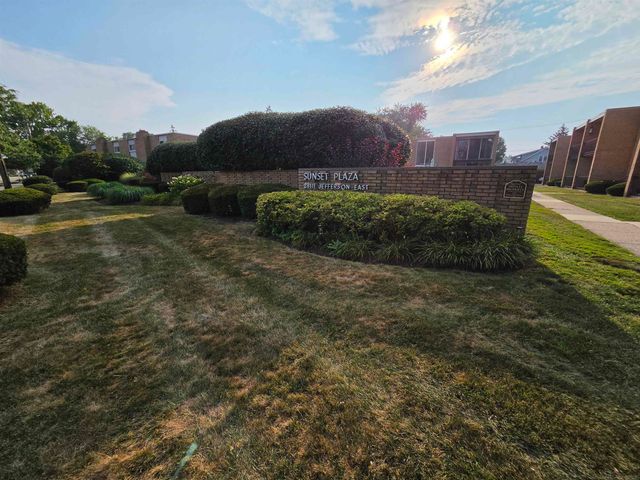 28111 Jefferson Avenue, Saint Clair Shores, MI 48081