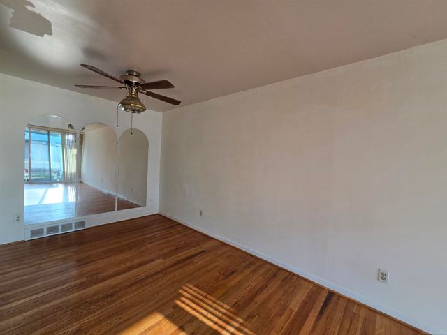 28111 Jefferson Avenue, Saint Clair Shores, MI 48081