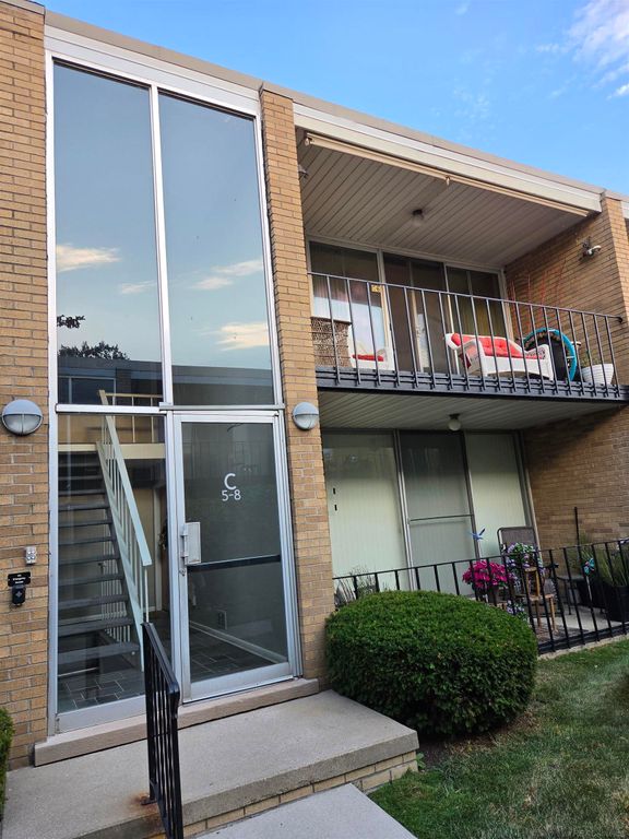 28111 Jefferson Avenue, Saint Clair Shores, MI 48081