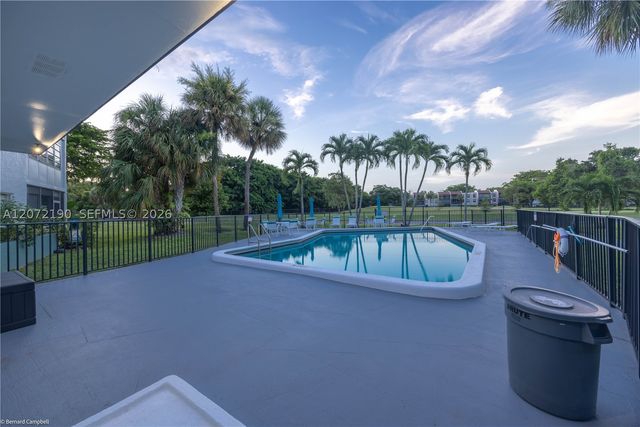 8002 Lagos De Campo Blvd B-303, Tamarac, FL 33321