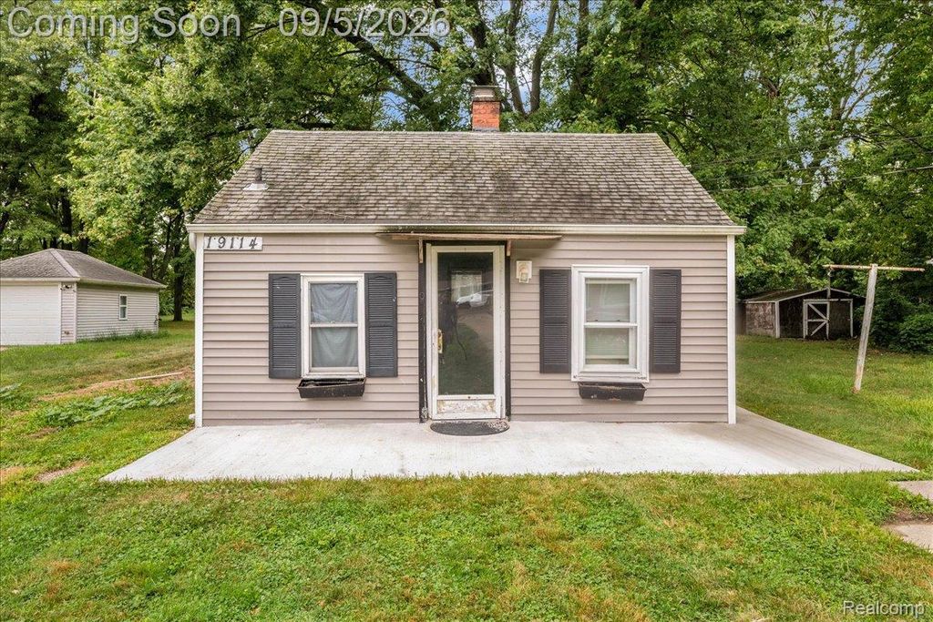 19114 Toepfer Drive, Eastpointe, MI 48021