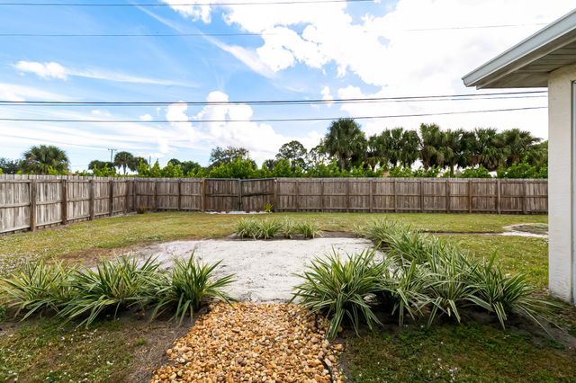 555 SE Nome Drive, Port St Lucie, FL 34984