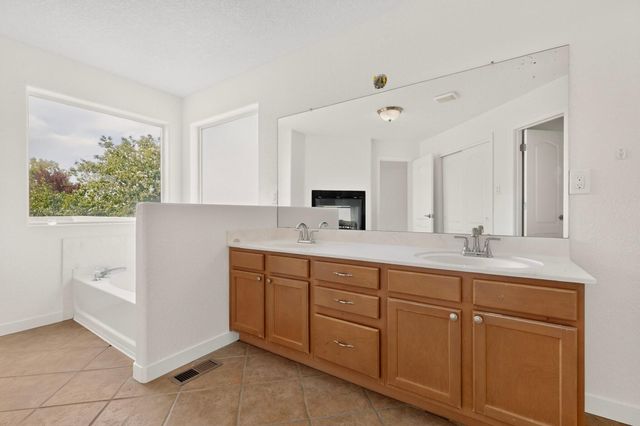 3827 Tundra Swan Court NW, Albuquerque, NM 87120