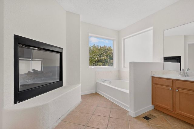 3827 Tundra Swan Court NW, Albuquerque, NM 87120
