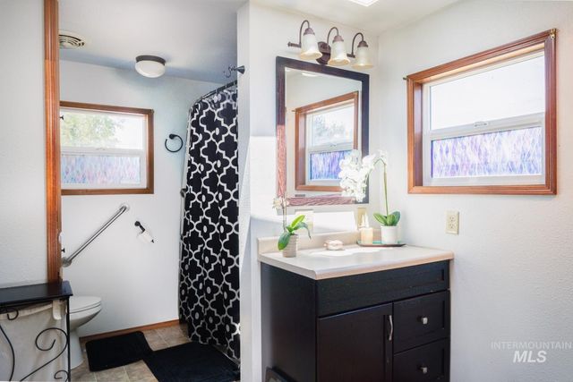 1200 Artesian Rd. 01, Eagle, ID 83616
