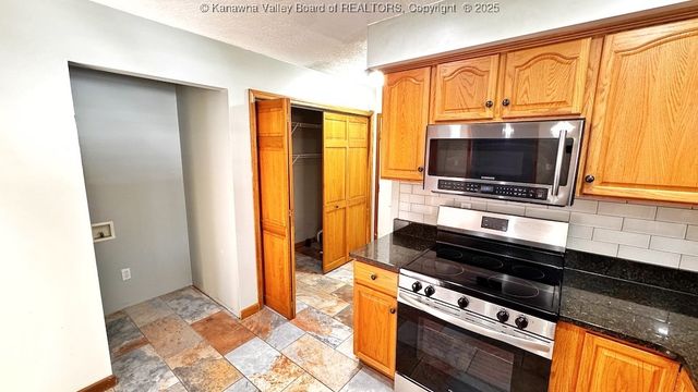 106 Heather Court, Scott Depot, WV 25560