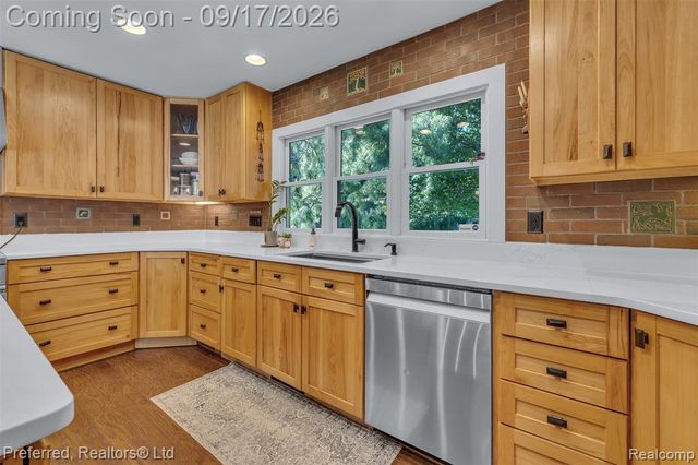 47 Peggy Avenue, Pontiac, MI 48341