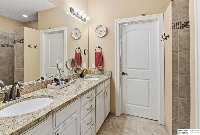 5802 N 158th Street, Omaha, NE 68116