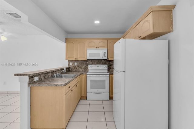 15421 SW 81st Cir Ln 28, Miami, FL 33193