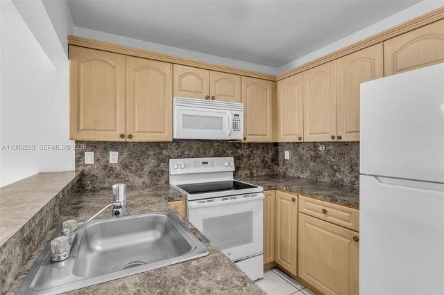 15421 SW 81st Cir Ln 28, Miami, FL 33193