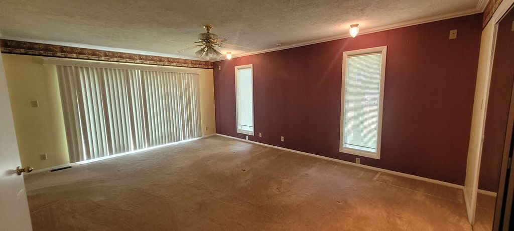 Image 8 of property listing at 3205 Blackberry Street, Mt Vernon, IL 62864