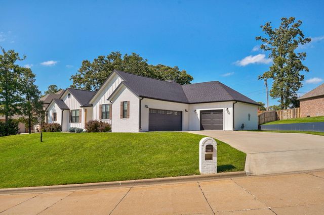 2619 E Old Ivy Street, Springfield, MO 65804