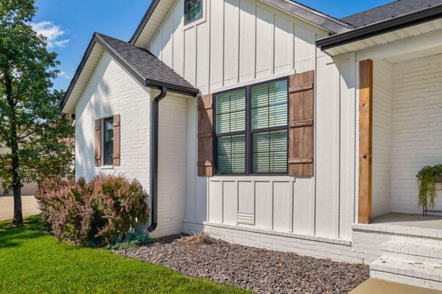 2619 E Old Ivy Street, Springfield, MO 65804