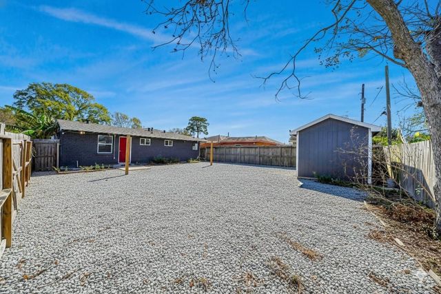 2102 Dewberry Lane, Pasadena, TX 77502