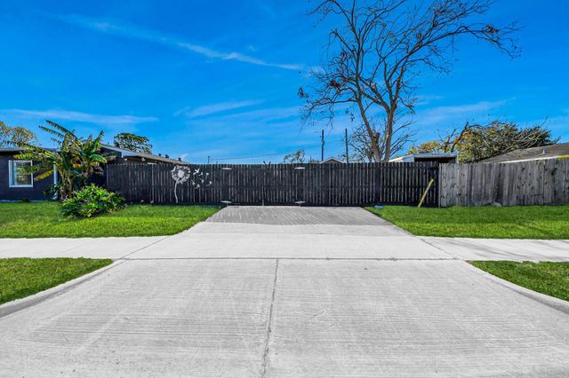 2102 Dewberry Lane, Pasadena, TX 77502