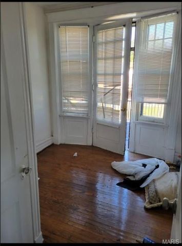 4582 Clarence Avenue, St Louis, MO 63115