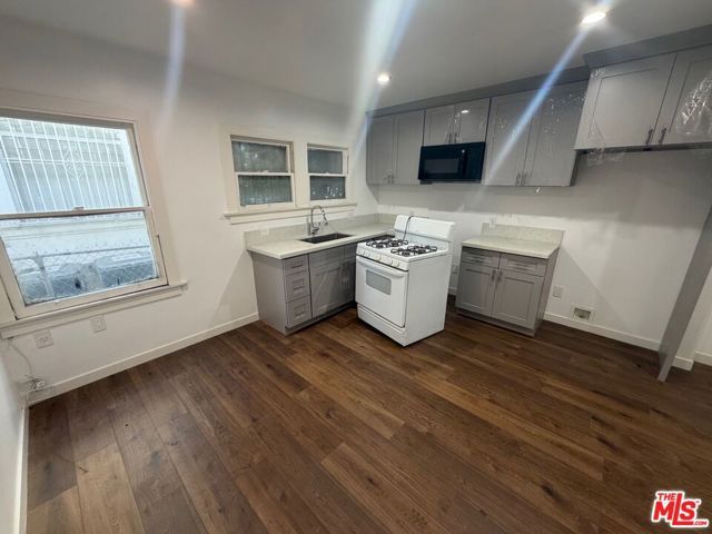 1021 S Burlington Avenue, Los Angeles, CA 90006