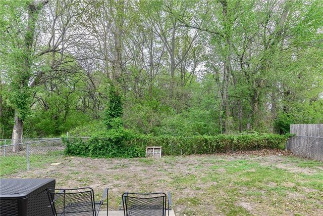 361 E 12th Street, Tonganoxie, KS 66086