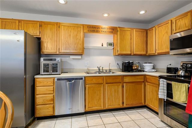 361 E 12th Street, Tonganoxie, KS 66086