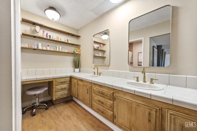 3200 El Encanto Court 10, Bakersfield, CA 93301