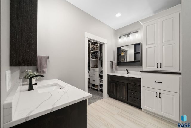709 E Piping Rock Ln Lane, Sioux Falls, SD 57108