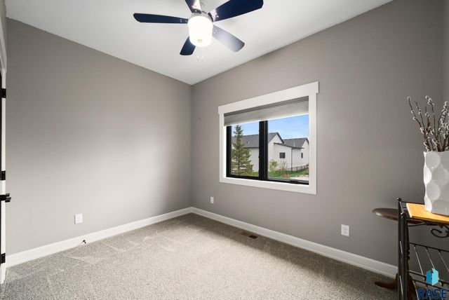 709 E Piping Rock Ln Lane, Sioux Falls, SD 57108