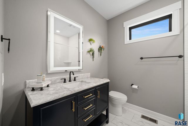 709 E Piping Rock Ln Lane, Sioux Falls, SD 57108