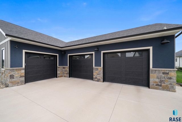 709 E Piping Rock Ln Lane, Sioux Falls, SD 57108