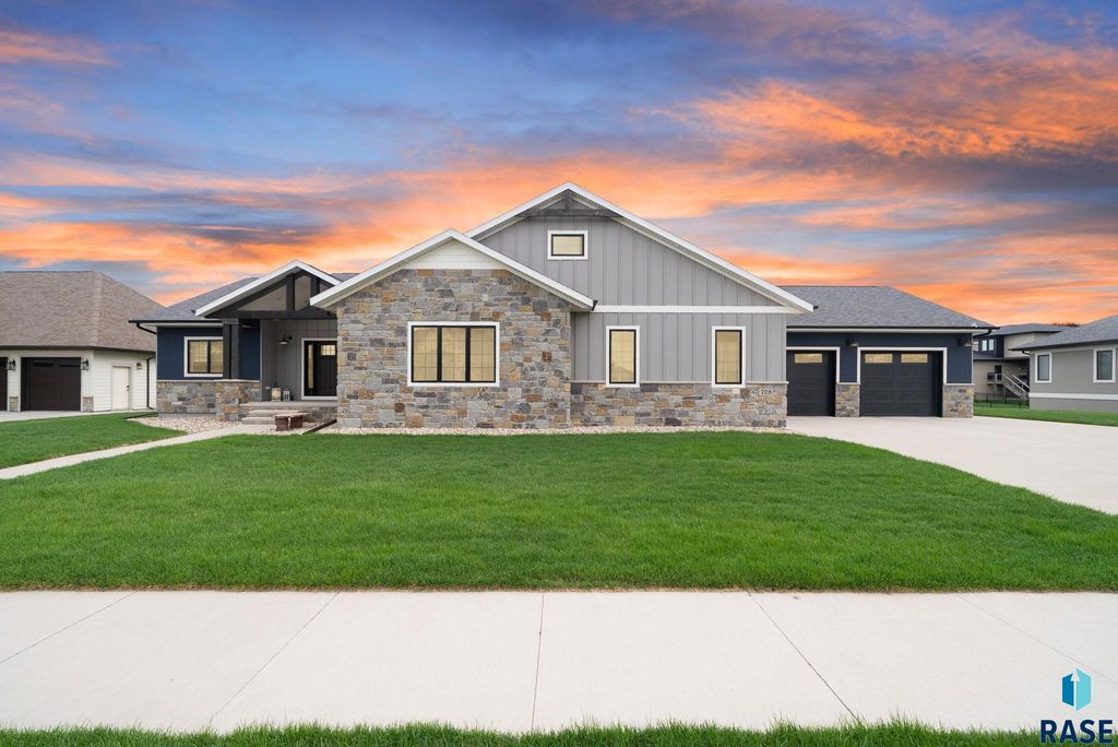 709 E Piping Rock Ln Lane, Sioux Falls, SD 57108