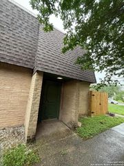 223 Sprucewood Ln Apt B, San Antonio, TX 78216