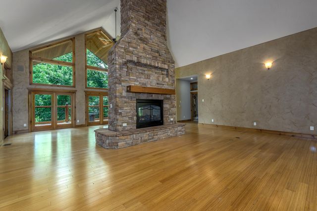 1418 E River Oaks Lane, Springfield, MO 65804